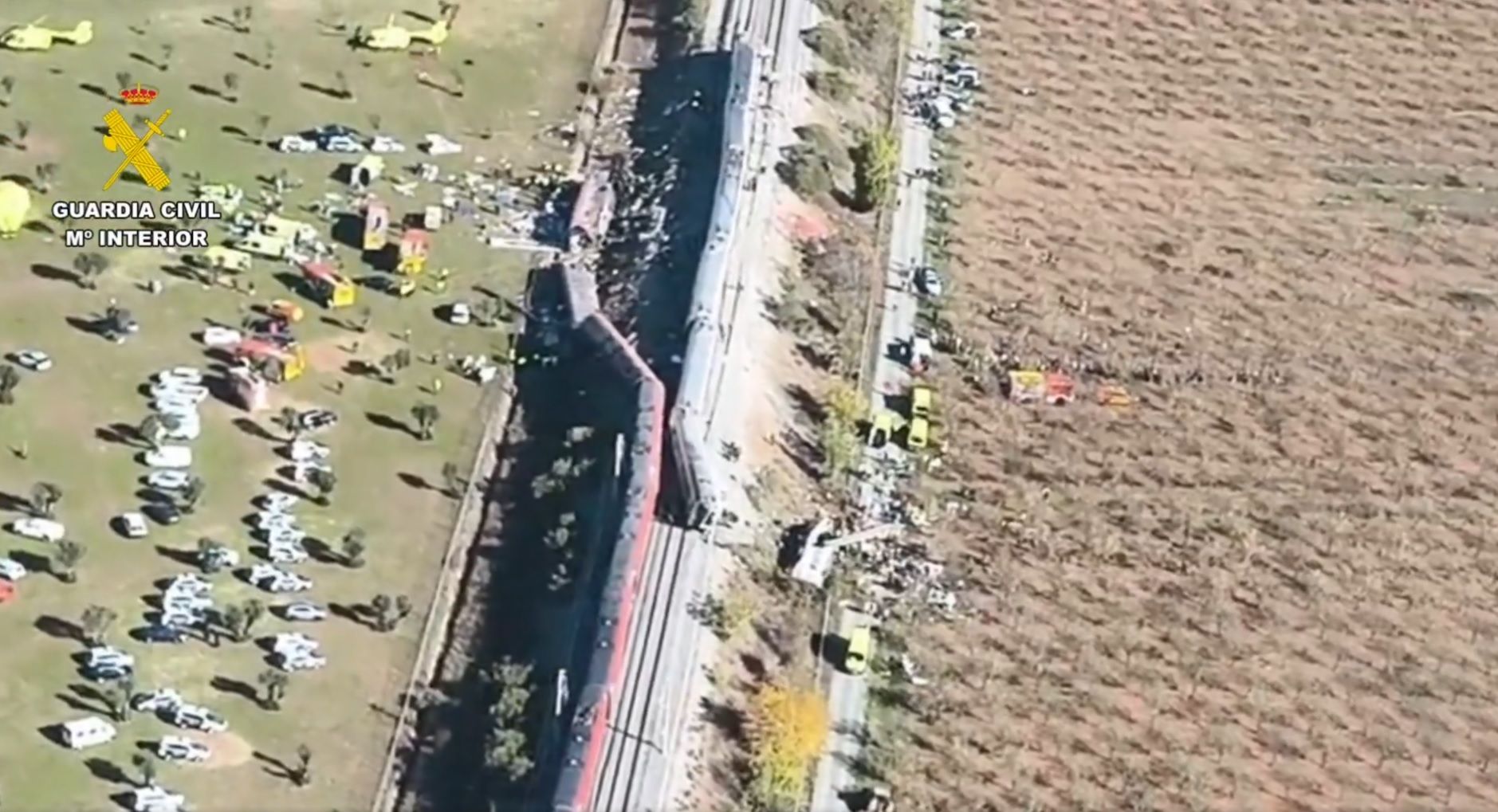 Imagen aérea de los dos trenes siniestrados en Toledo (Fuente: Guardia Civil) Imagen aérea de los dos trenes siniestrados en Toledo (Fuente: Guardia Civil)