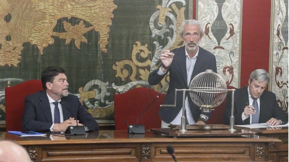 El secretari municipal extrau una boleta en el sorteig de les meses electorals a Alacant en 2023 El secretari municipal extrau una boleta en el sorteig de les meses electorals a Alacant en 2023