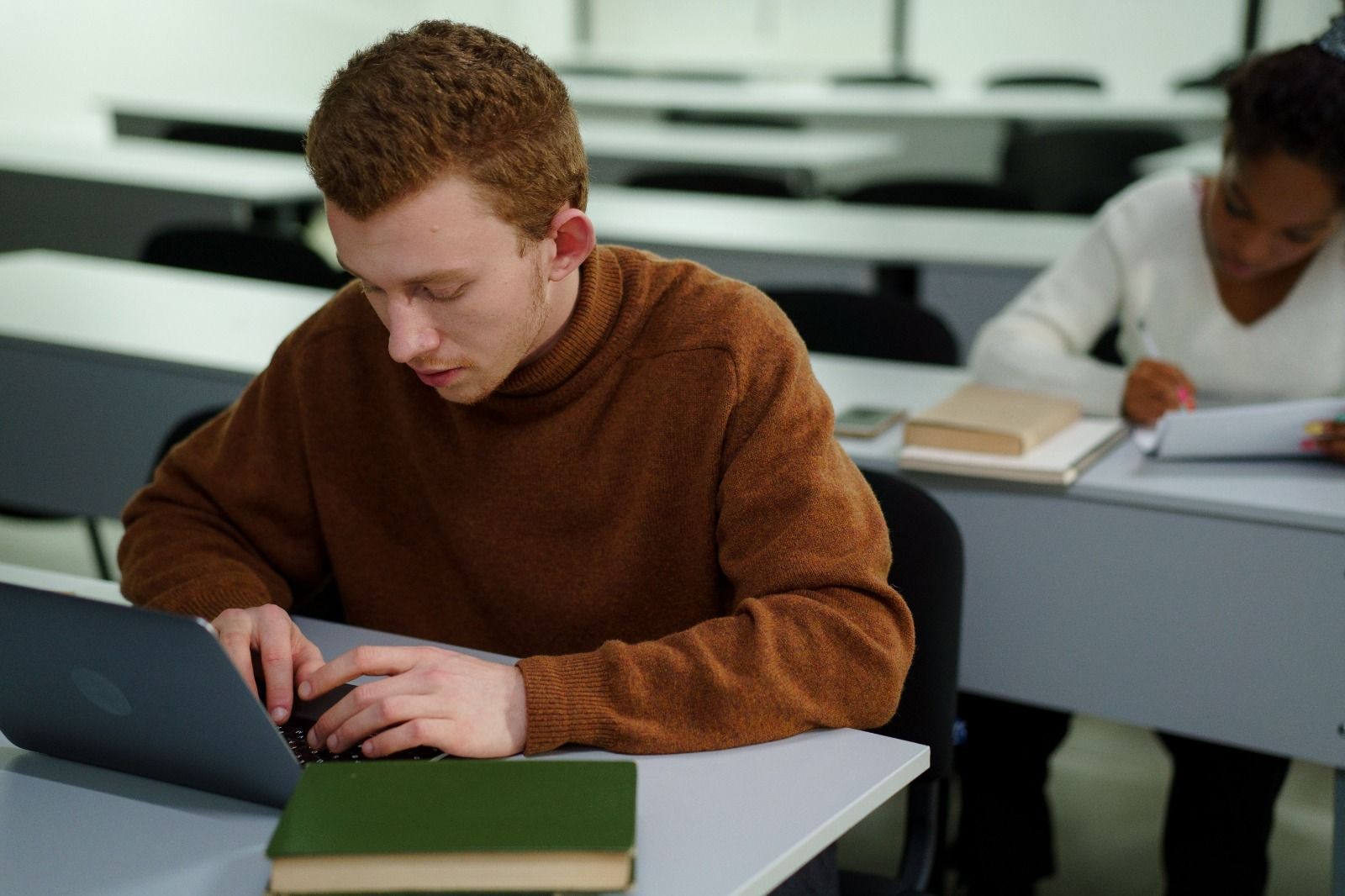 Dos estudiantes en el aula de una universidad (Foto: Pexels)