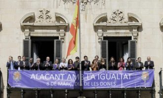 L'Ajuntament d'Alacant desplega una pancarta per la igualtat en el 8M