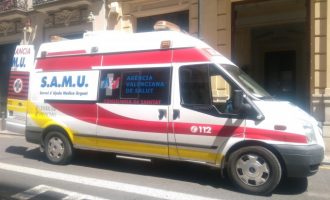 Un xiquet de dos anys es precipita des d'un quart pis a Alacant