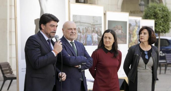 L'alcalde visita l'exposició "Iguals en drets" en la plaça de l'Ajuntament