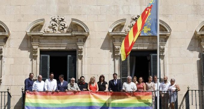Alicante se suma a la celebración de la semana del Orgullo y despliega la bandera LGTBI