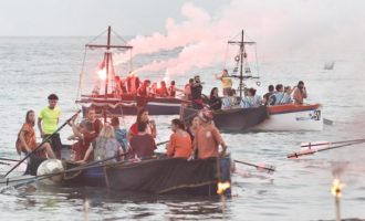 Més de 300 moros i cristians protagonitzen el desembarcament a la platja del Postiguet