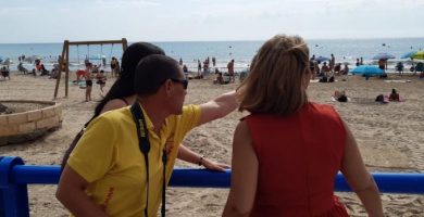 L'Ajuntament tanca l'accés a la platja del Postiguet després de detectar un abocament