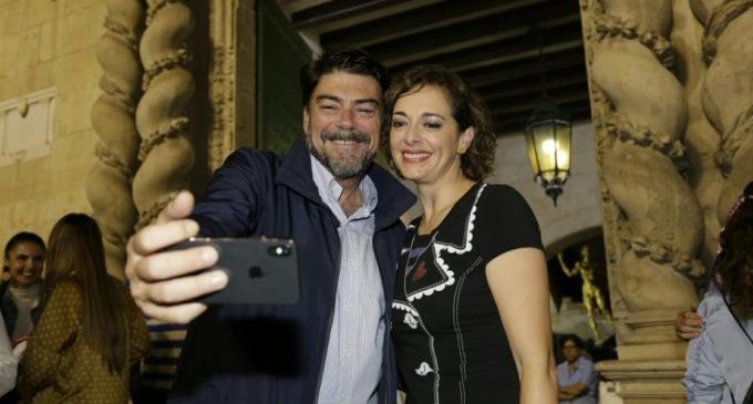 Luis Barcala, felicita a Toñi Martín-Zarco Marín, nueva presidenta de las Hogueras