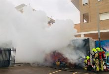 Los bomberos del SPEIS extinguen un incendio en un bajo en Alicante