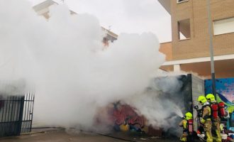 Els bombers del SPEIS extingeixen un incendi en un baix a Alacant