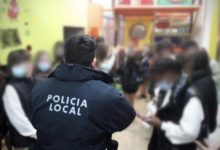 La Policia Local d'Elx desallotja un establiment amb 34 menors en el seu interior mentre consumien alcohol