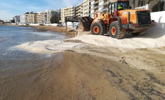 Comencen a Torrevella les obres d'emergència de recàrrega d'arena a la platja dels Bojos