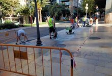 El Ayuntamiento de Alicante aplica un tratamiento antideslizante en las aceras de la Rambla
