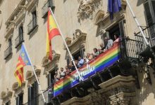 Alacant inicia la Setmana de l'Orgull amb el desplegament de la pancarta al balcó de l'Ajuntament