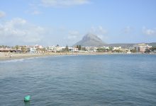 Reobri la platja L'Arenal de Xàbia després del seu tancament per abocaments fecals