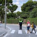 Alicante repinta los pasos peatonales de 85 centros educativos antes del inicio del curso escolar