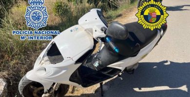La Policia Nacional deté en Dénia a tres joves que robaven ciclomotors per a tornar a casa després d'estar de festa