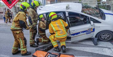 Una taxista perd el control del seu vehicle i xoca contra un altre cotxe aparcat a Alacant