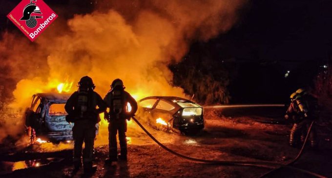 Els bombers extingeixen un virulent incendi que va calcinar tres vehicles a Altea