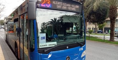 La vaga de conductors d'autobusos incomunica Alacant amb els municipis del voltant