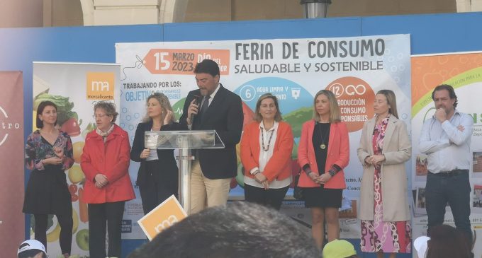 Centenars d'escolars celebren el Dia del Consumidor en la plaça d'Ajuntament d'Alacant