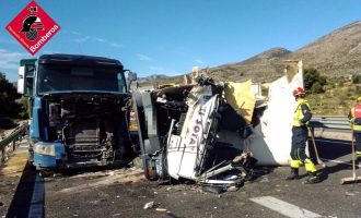 L'operació eixida genera diversos accidents i més de 15 quilòmetres de retencions en les carreteres alacantines