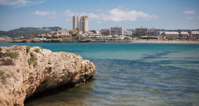 Tanquen la platja de l'Arenal de Xàbia per un alt nivell de bacteris d'origen fecal