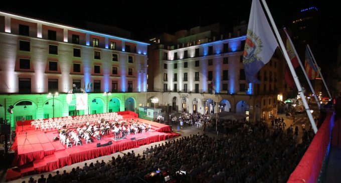 La Plaça de l'Ajuntament se suma amb 178 projectors de led al circuit d'edificis emblemàtics il·luminats