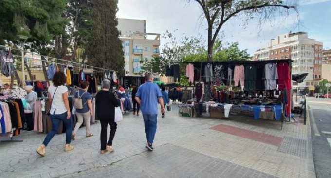 L'Ajuntament d'Elda i Fobesa dissenyen un nou protocol de neteja en els mercats ambulants per a protegir i garantir la seguretat dels treballadors durant les onades de calor