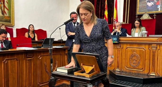 Caridad Martínez pren possessió com a nova regidora de l'Ajuntament d'Elx