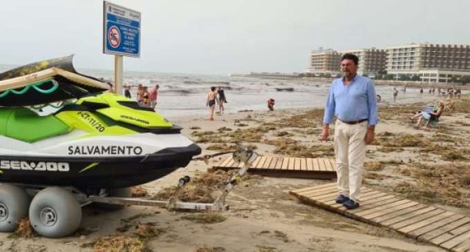 Alacant accelera la neteja i el condicionament de les seues platges després del pas de la DANA