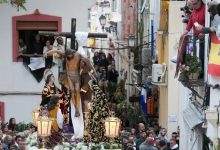 El descens de Santa Creu protagonitza el Dimecres Sant a Alacant