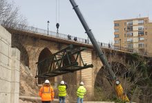 Alcoi instal·la una passarel·la per a connectar els dos trams per als vianants sota el pont de Cervantes