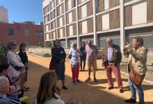 Una delegació de Bristol visita els habitatges intergeneracionals de Plaça d'Amèrica per a replicar el model