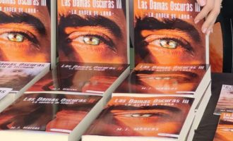 L'escriptora alacantina, MJ Marcos, presenta el tercer lliurament de la saga Les Dames Fosques en la Fira del Llibre d'Alacant