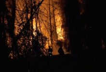 El incendio forestal de Tàrbena continúa activo tras una noche complicada