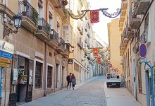 Alacant s'engalana per a la romeria de la Santa Faç amb els novedosos tapissos florals en el Barri antic